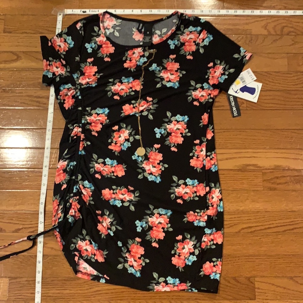 Cute floral mini dress, side scrunching to the waist And gold necklaces included